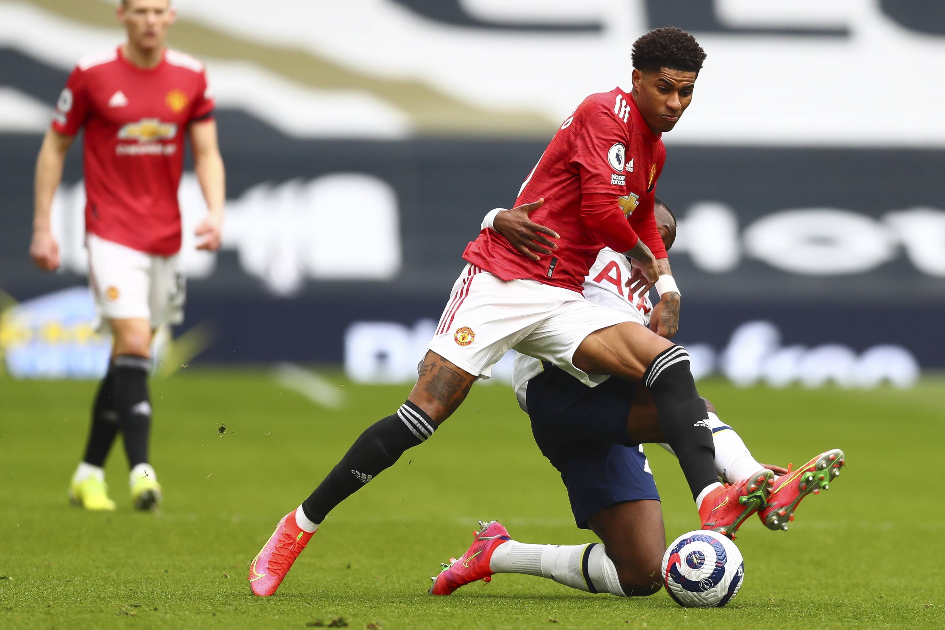 于两个具有 于两个具有